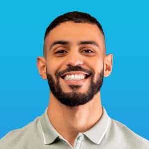 Homem-com-barba-sorrindo-em-moldura-quadrada