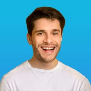 Homem-sorrindo-em-moldura-quadrada